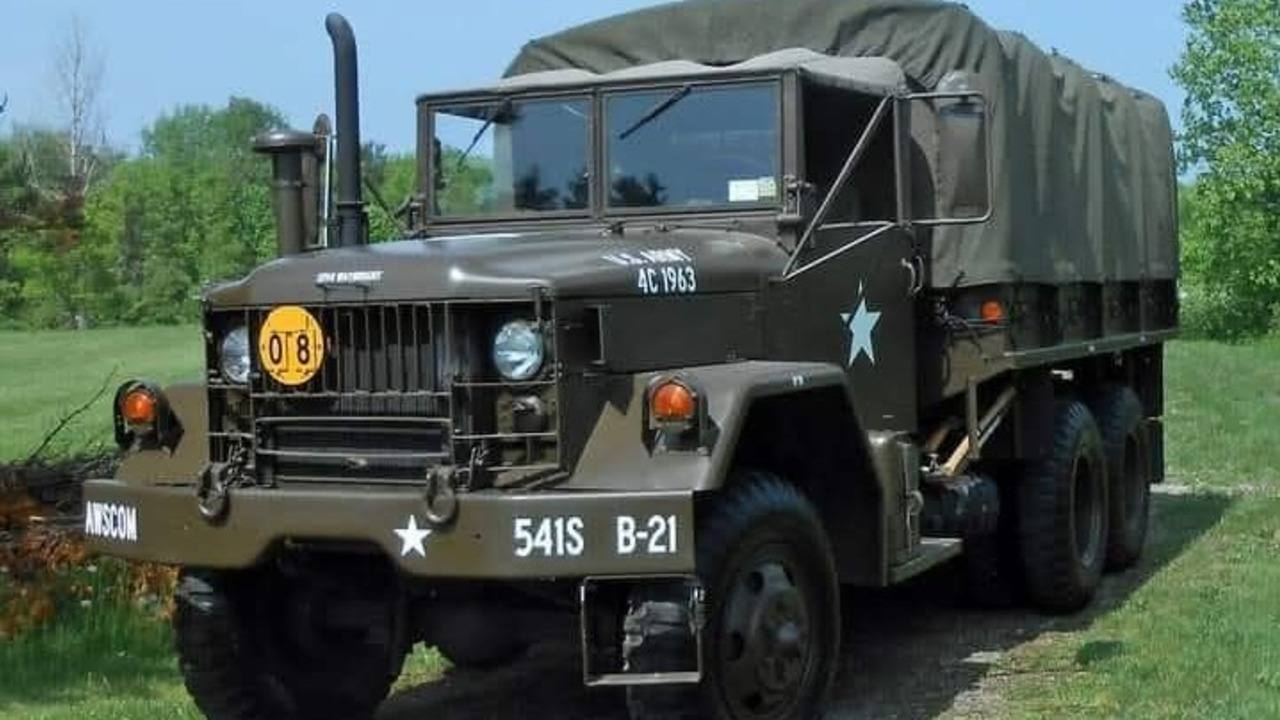 M125 Military Truck: Truk Militer 6x6 Legendaris Penakluk Medan Ekstrem.