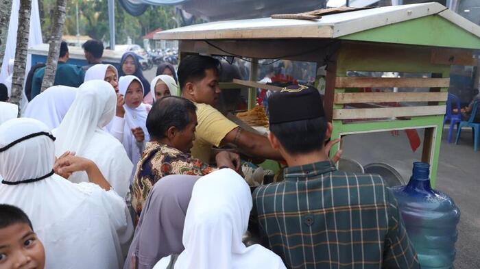 Borong Sate Padang, Pj Bupati Apriyadi Bukber Anak Yatim dan Piatu di Muba