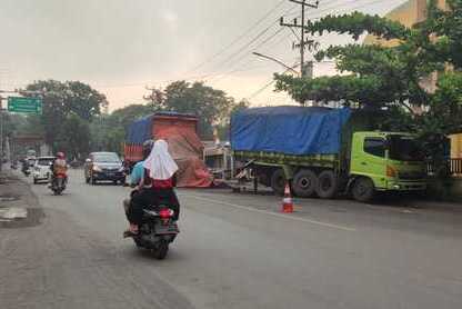 Keluhkan Angkutan Batubara yang Parkir di Pinggir Jalan, Warga: Bikin Macet dan Lakalantas