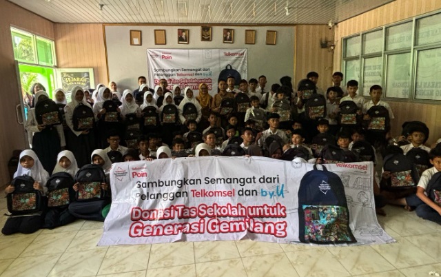 Telkomsel Salurkan Ribuan Tas Sekolah dari 1 Juta Telkomsel Poin dan uCoin by.U