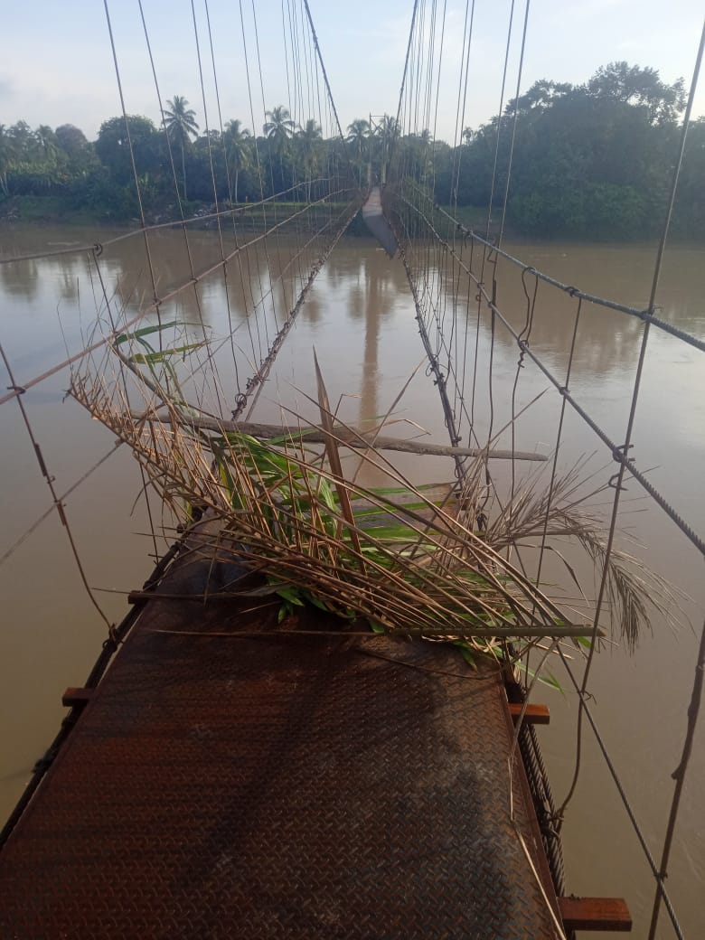 Baru Diperbaiki, Lantai Jembatan Gantung Putus