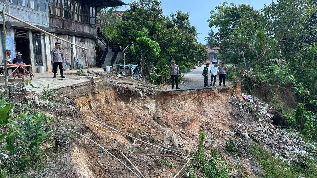 Jalan Lingkar di Desa Peninjauan OKU Amblas