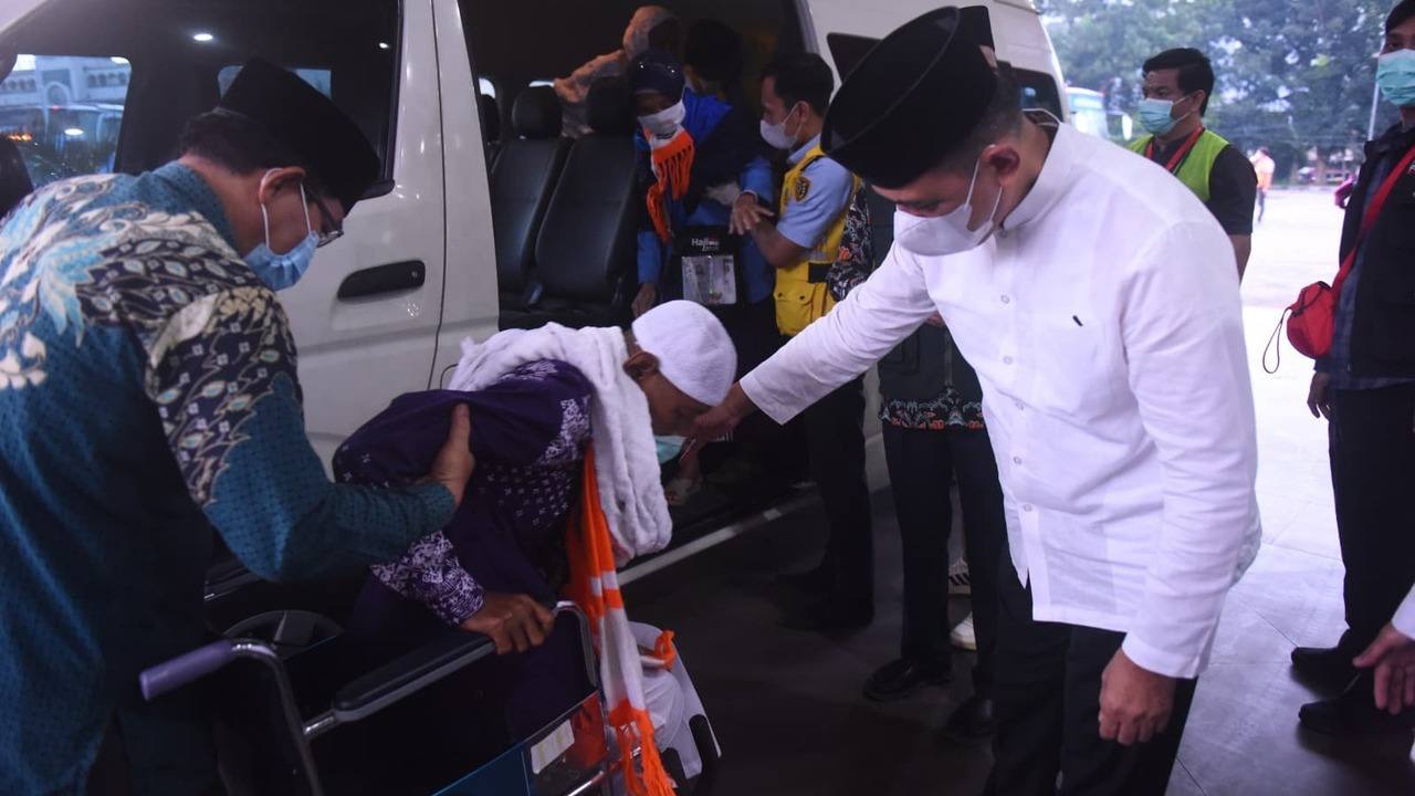 Sekda Sumsel Edward Candra Sambut Hangat Kepulangan Jemaah Haji Kloter Pertama OKU Timur