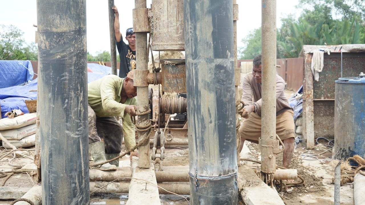 Satgas Kebut Pekerjaan, Pemasangan Pipa Pylon Jembatan Gantung Kuala Dua Belas Dipercepat
