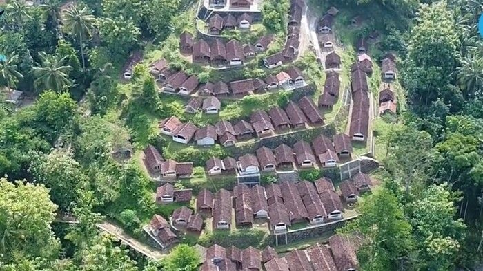 WOW ! Punden Berundak Makam Mbah Kuwu Kebayeman di Puncak Desa Watulawang 