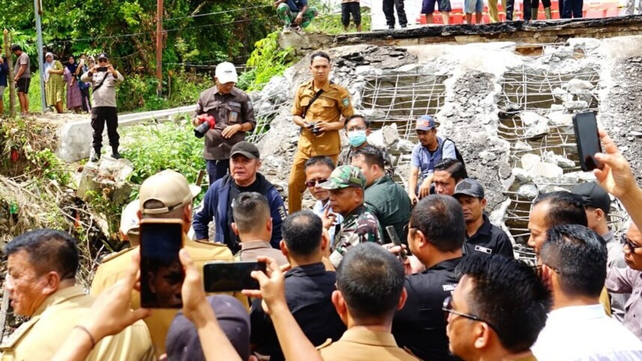 Tinjau Jembatan Muara Dua Prabumulih yang Roboh, Herman Deru Janjikan Bantu Perbaikan di 2026