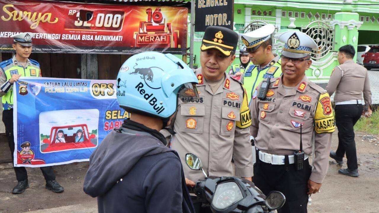 Dalam Rangka Apa Ya, Polres Ogan Ilir Bagikan Helm SNI Kepada Pengendara