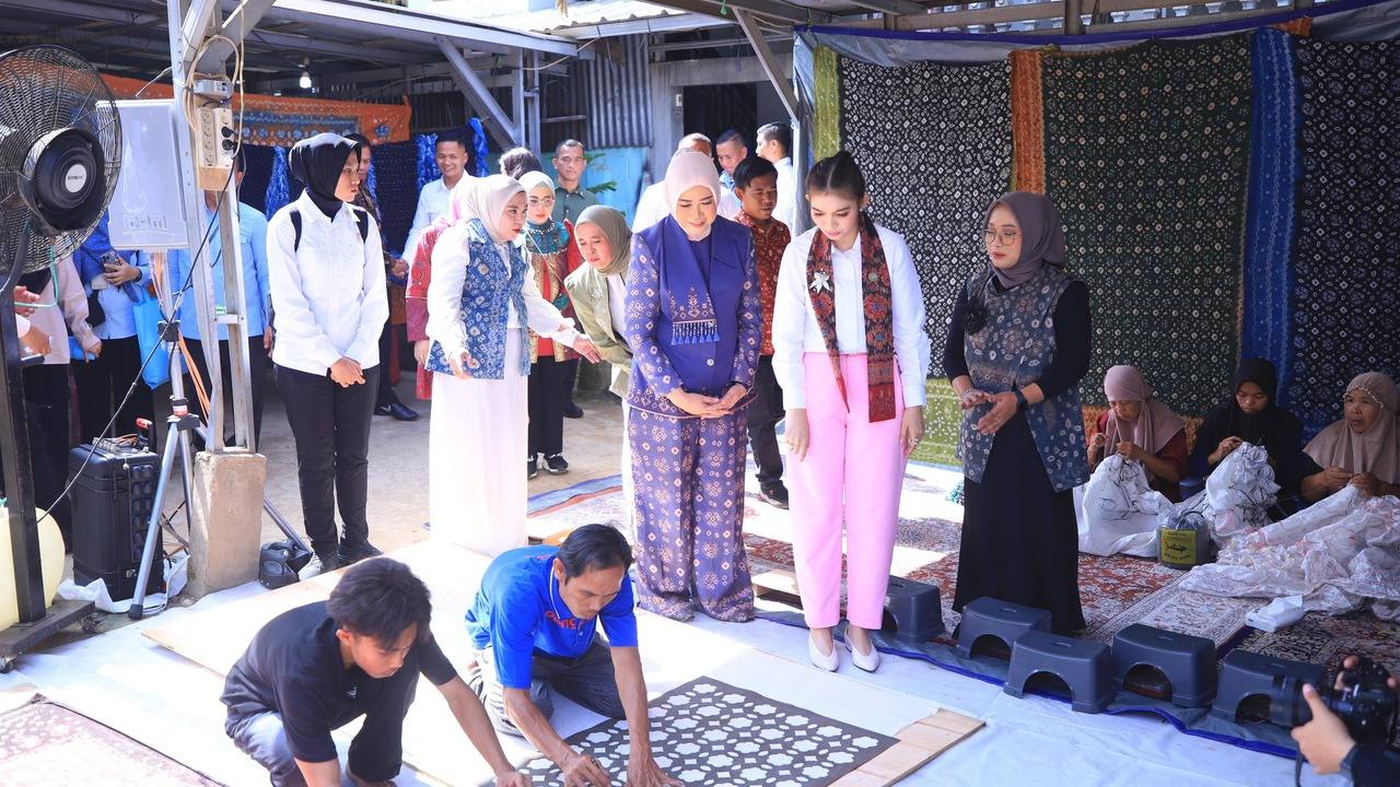 Selvi Gibran Borong Kain Khas Sumsel, Dukung Penuh Perajin Lokal di Galeri Tuan Kentang