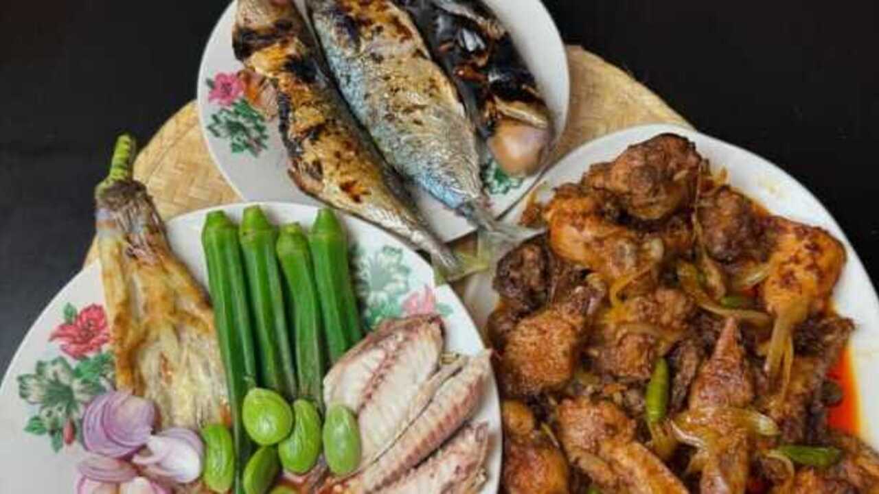 Menu Santap Siang Lezat dengan Ikan Panggang, Lalapan, dan Ayam Pilihan Sempurna untuk Menyegarkan Siang Anda