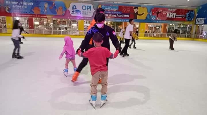 Ikuti Tips Ini agar Tidak Cidera Saat Main Ice Skating