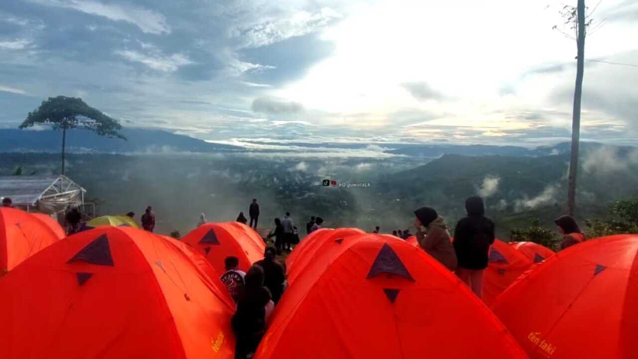 Berada di Ketinggian 1400 MDPL: Camping Ground di Lampung Ini Hadirkan Pemandangan Memukau!