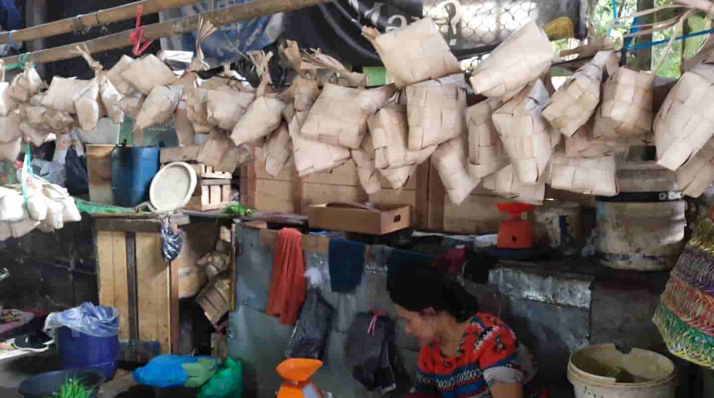 Penjualan Ketupat di Pasar 7 Ulu Meroket, Pedagang di Kota Palembang Untung Besar