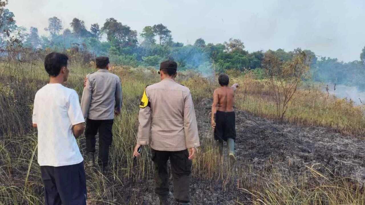 Polisi dan Warga OKU Padamkan Karhutla di Lahan Kosong