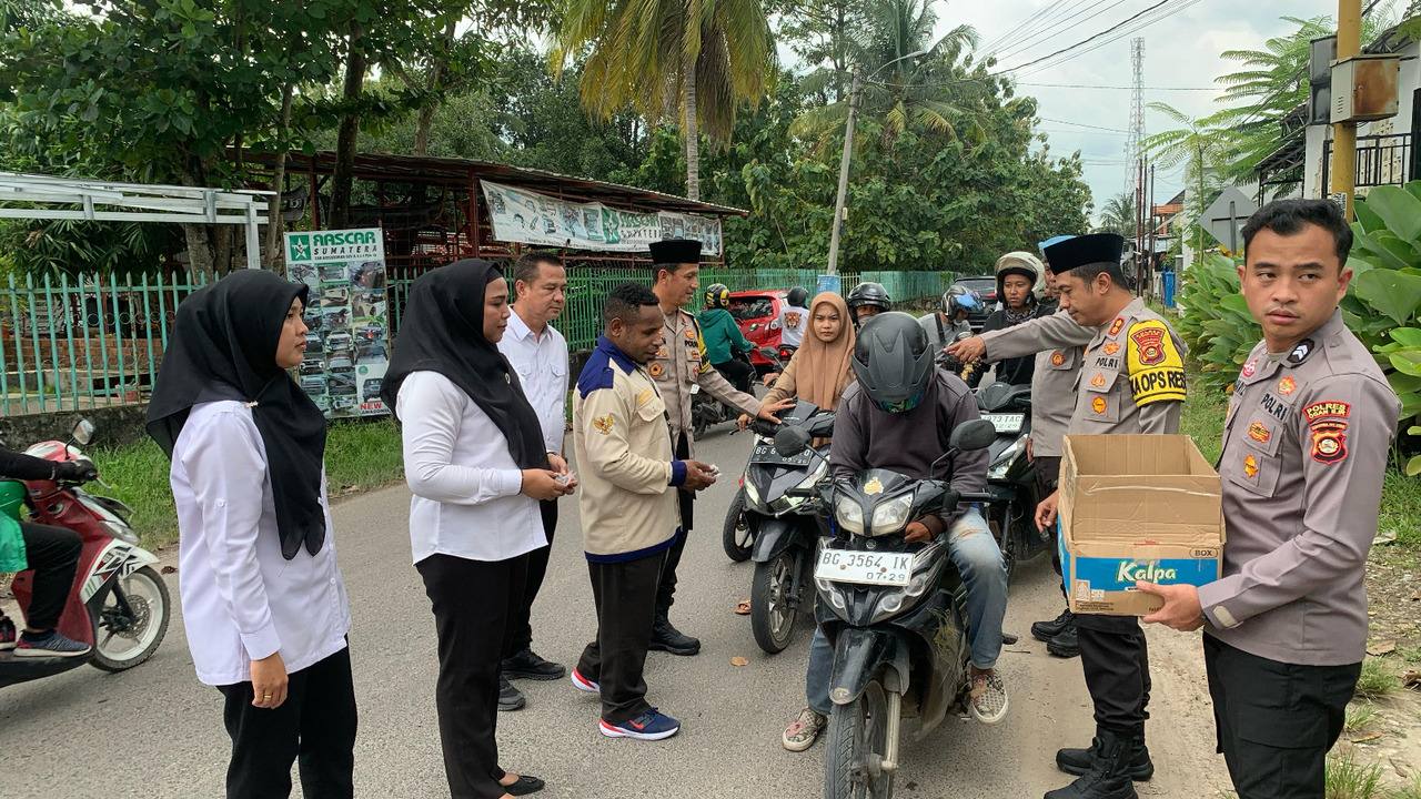 Gait Mahasiswa Polres Ogan Ilir Gelar Bakti Sosial Sekaligus Bagi Takjil