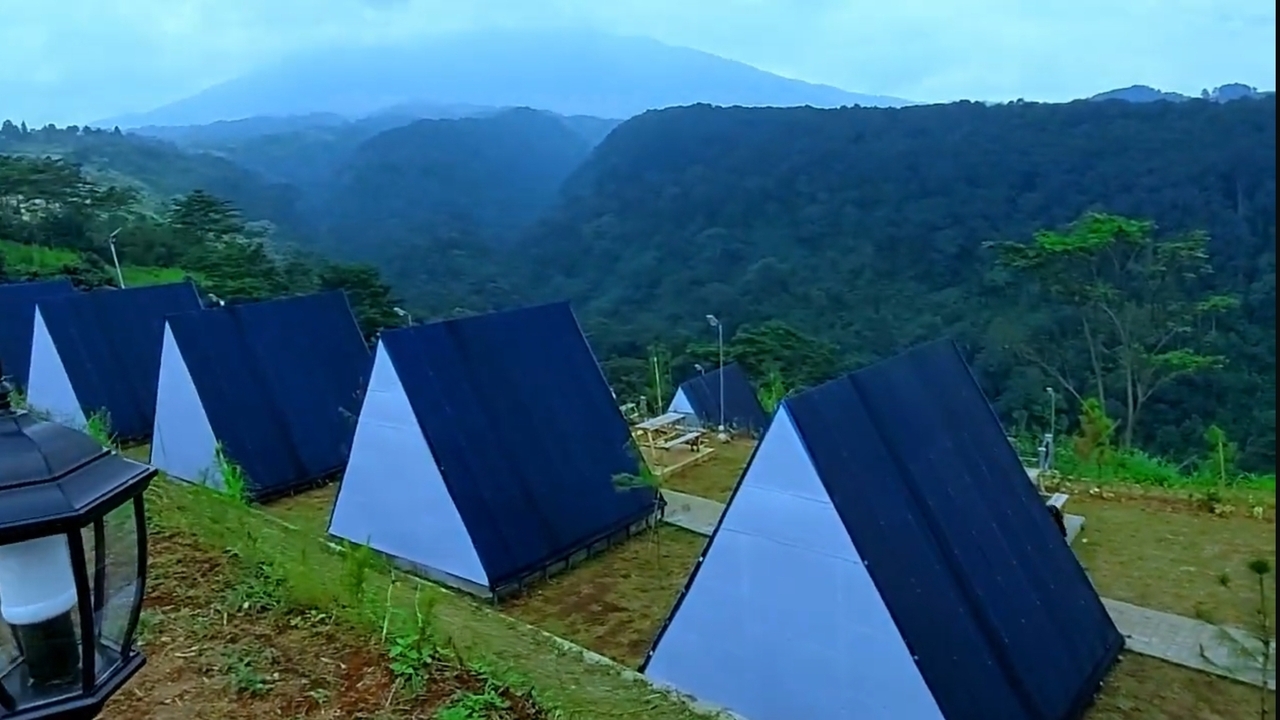 Lingkung Gunung Adventure Camp: Destinasi Wisata Alam Seru di Kaki Gunung Gede Pangrango