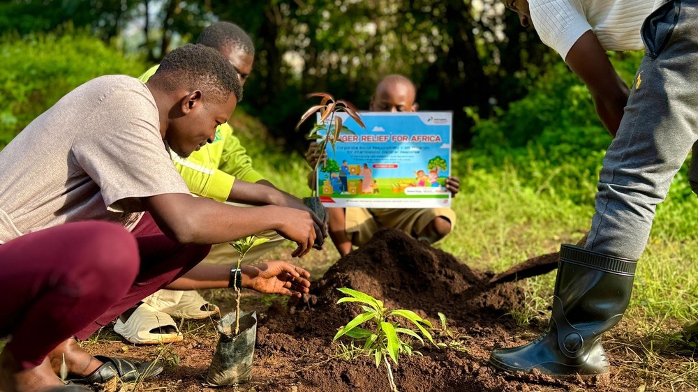 Tanam Pohon : Kilang Pertamina Plaju Membantu Berantas Kesisi Pangan di Uganda Afrika Utara