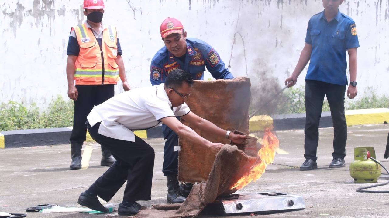 Semen Baturaja Latih Warga Ring 1 Hadapi Kebakaran dan Bencana