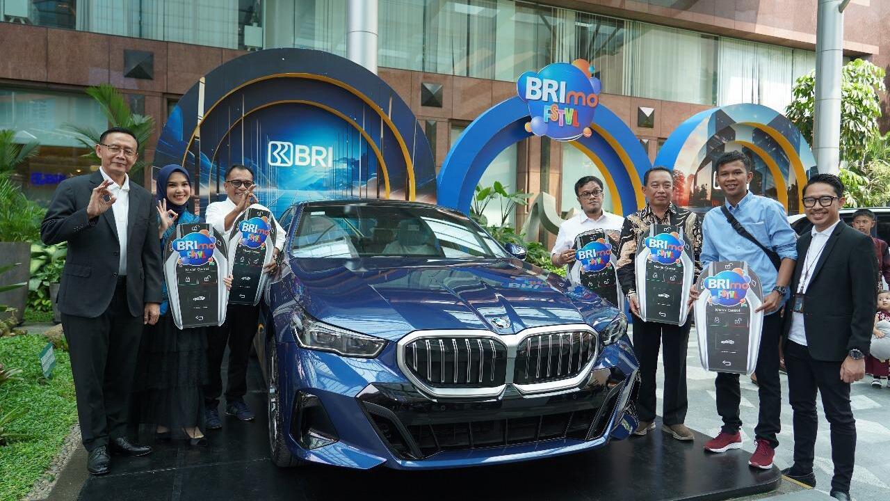 Apresiasi Nasabah Loyal, BRI Serahkan Hadiah BRImo FSTVL 2024 kepada Para Pemenang