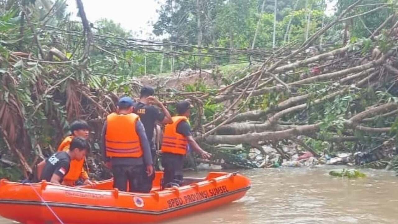 Gunakan Perahu Karet, BPBD Prabumulih Sisir Sampah di Sepanjang Sungai Kelekar