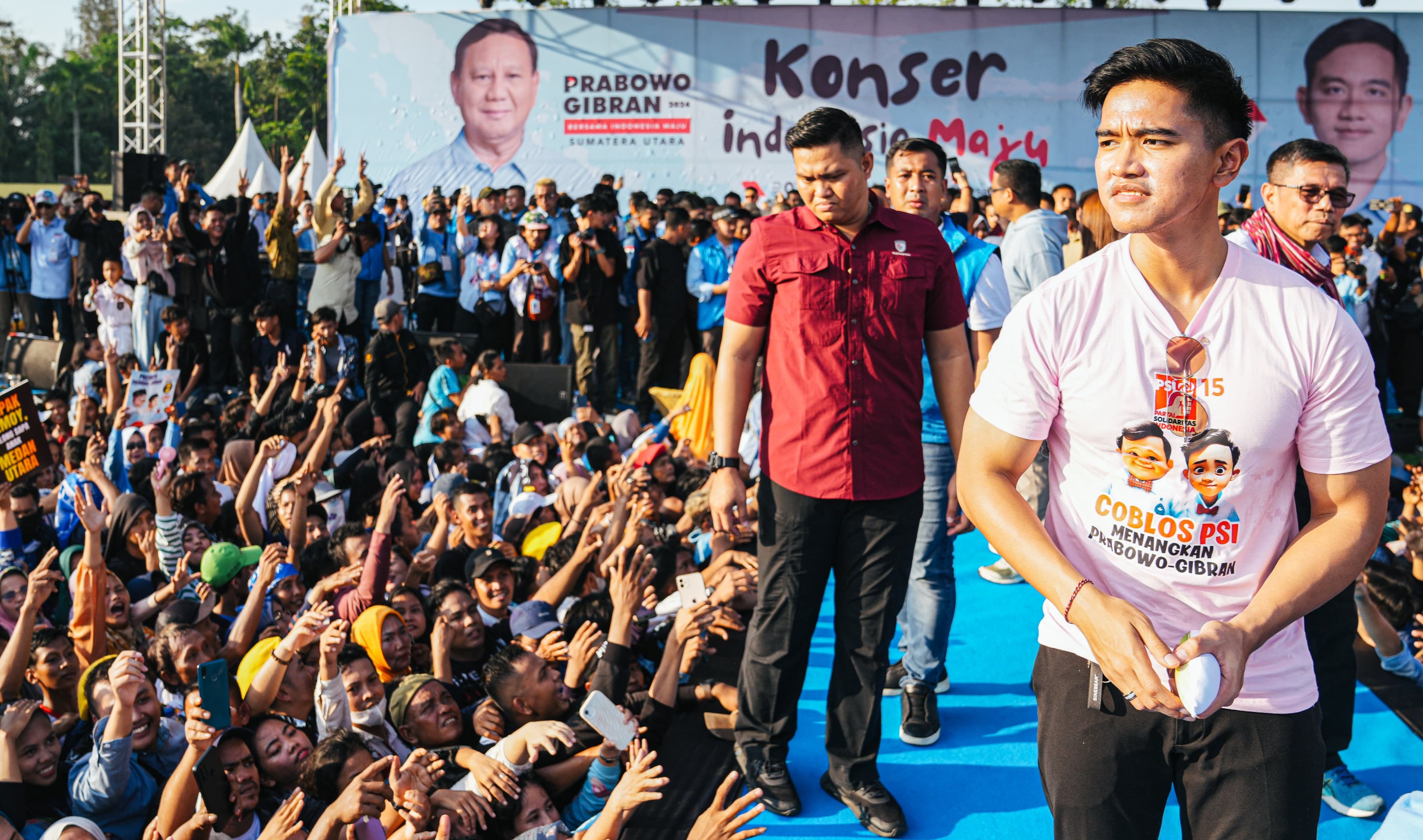 Gaya Unik Kaesang Hadiri Kampanye Prabowo-Gibran Dengan Baju Pink dan Aksi Nyentrik