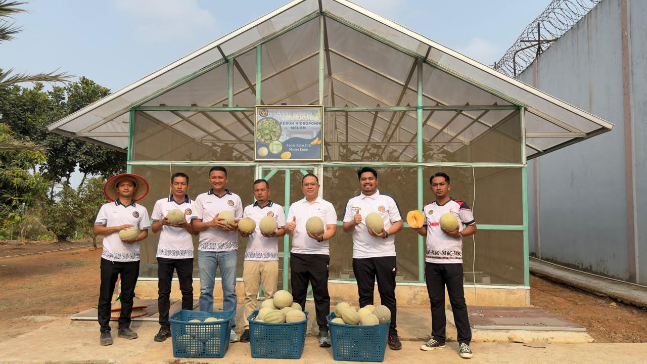 Dorong Pembinaan Kemandirian, Panen Raya 120 Kg Melon 