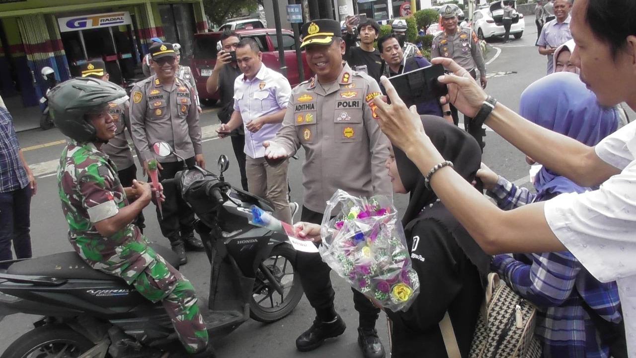 Polres Lubuklinggau dan Jurnalis Gelar Aksi Simpatik, Bagikan Bunga dan Pesan Keselamatan
