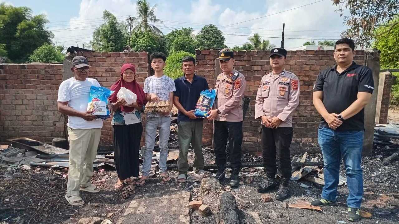 Kapolsek Indralaya Serahkan Santunan ke Wartawan Yang Rumahnya Hangus Terbakar