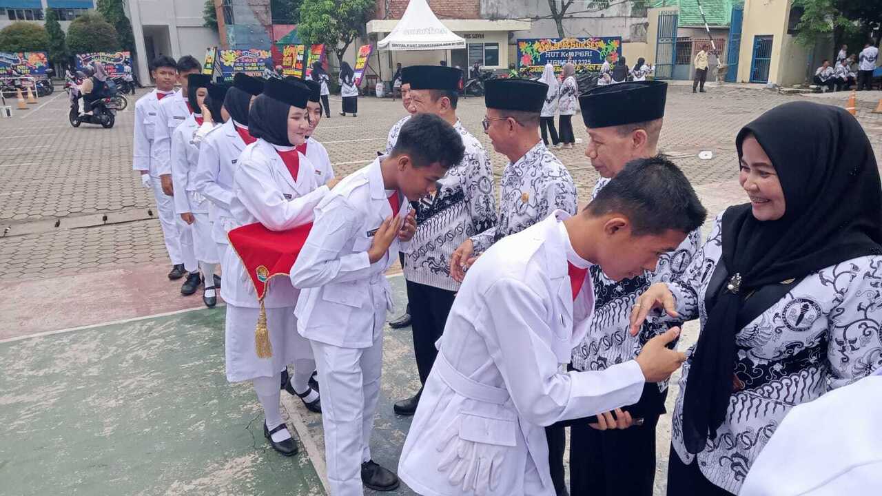 Pengurus Provinsi PGRI Menjadi Petugas Upacara pada Peringatan HUT ke-80 PGRI dan HGN 2025