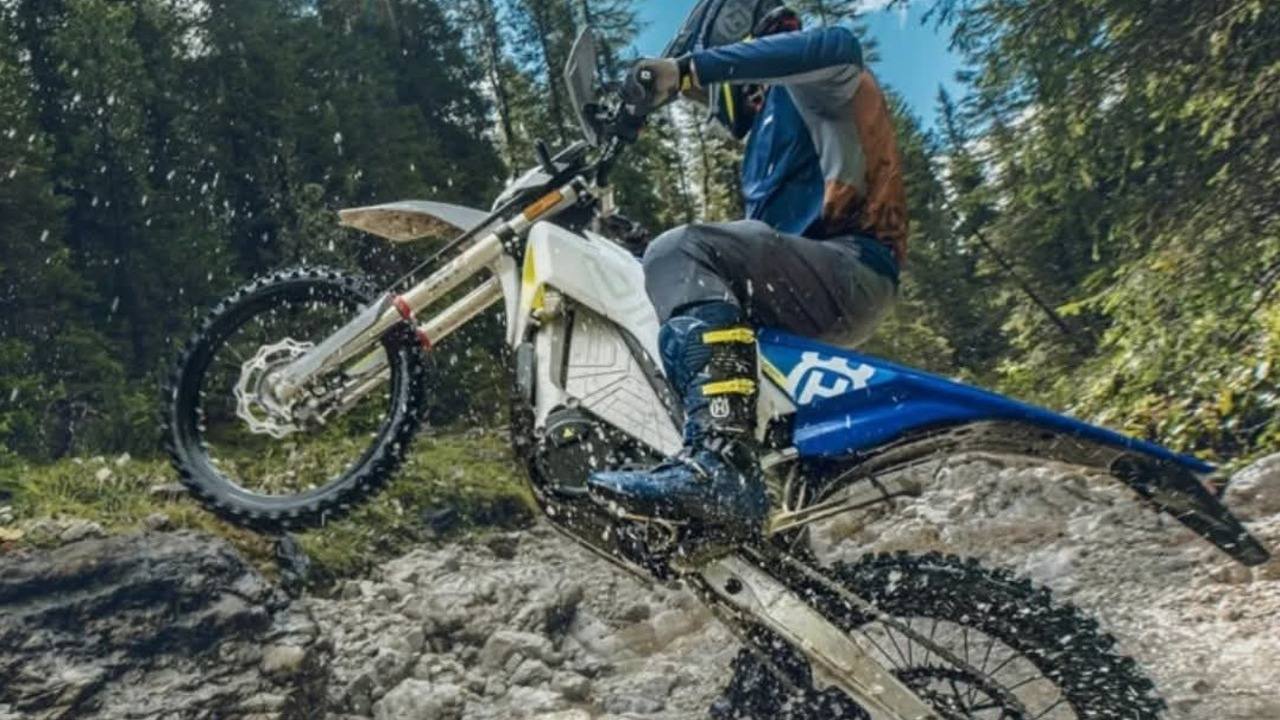 Husqvarna Pioneer vs KTM Freeride: Saudara Dekat, Jiwa Berbeda.