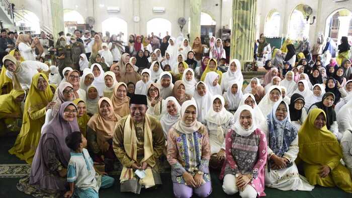 Silaturahmi dengan Jemaah Masjid Jami Babussalam Gelumbang, HD Santuni Anak Yatim dan Serahkan Mobil Ambulance