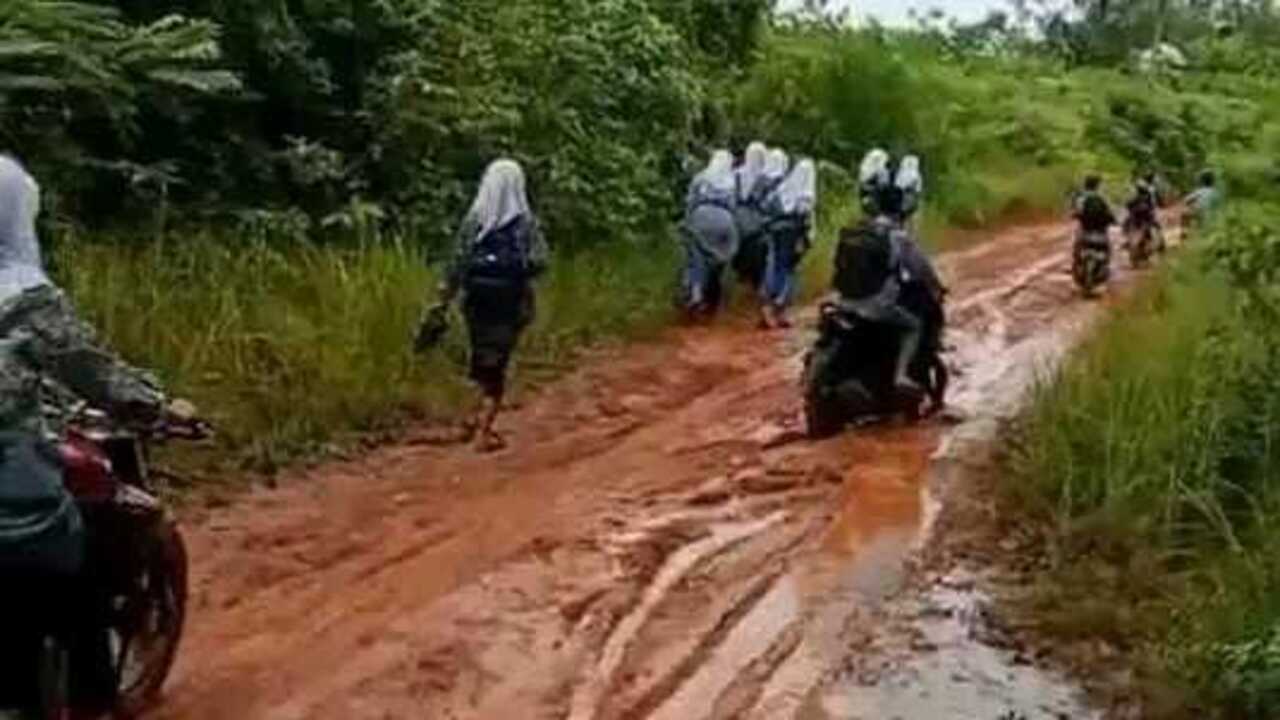 Jalan Lubuk Tunggal–Kuang Dalam Rusak Parah, PUPR Ogan Ilir :Tunggu Cuaca Bersahabat untuk Perbaikan