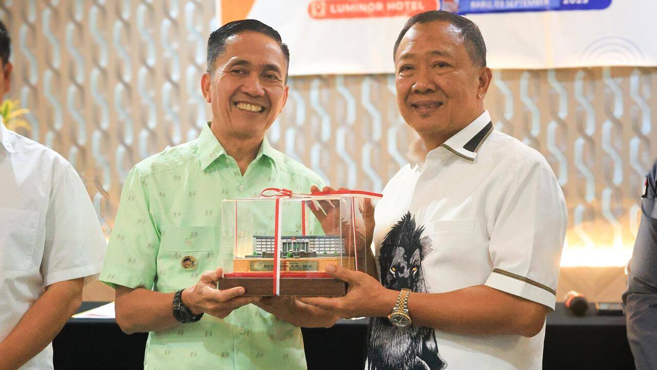 Pendampingan Pengamanan Tuntas, Kajari Resmi Serahkan Dokumen Proyek Strategis ke Walikota Palembang
