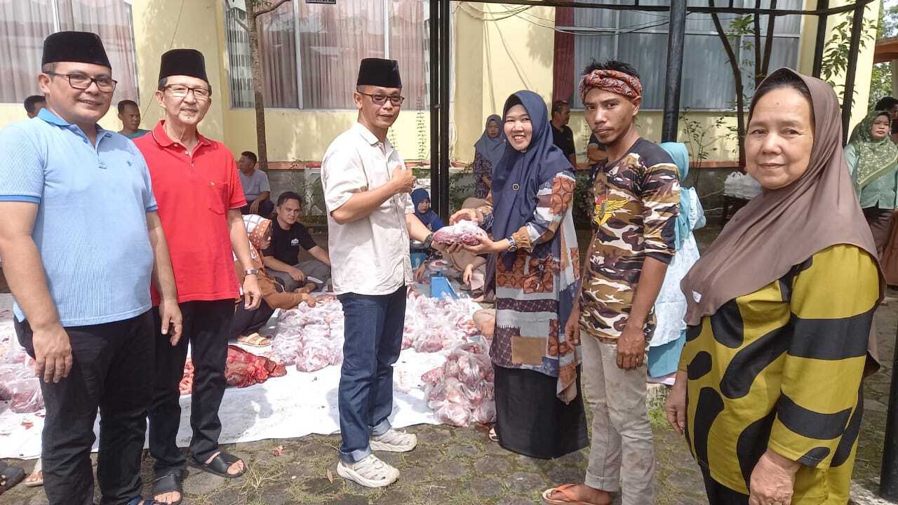 DPRD Muara Enim Salurkan Dua Ekor Sapi Kurban