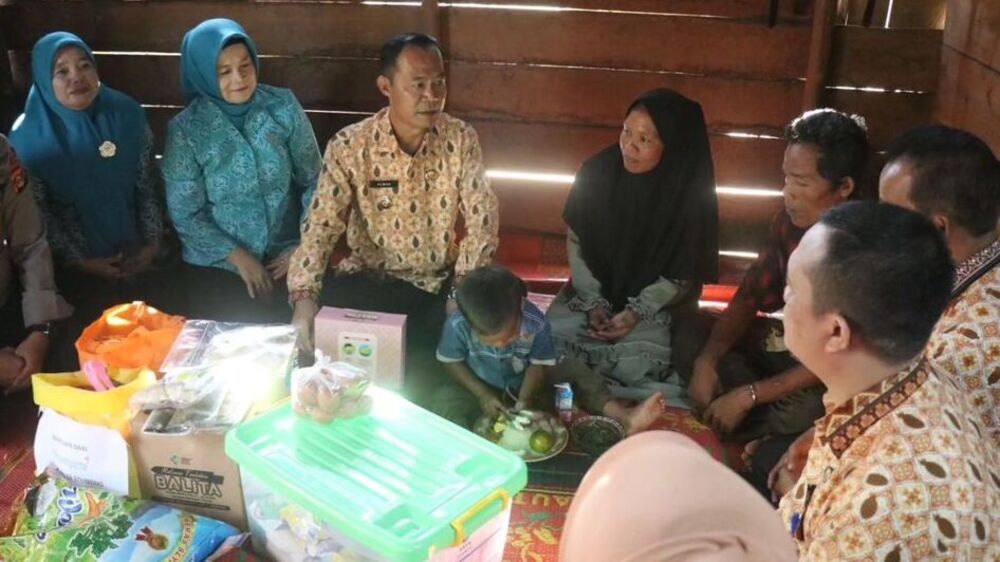 Kunjungi Balita Penderita Stunting, Pj Wako Prabumulih Beri Bantuan Makanan Bergizi dan Bantu Bedah Rumah