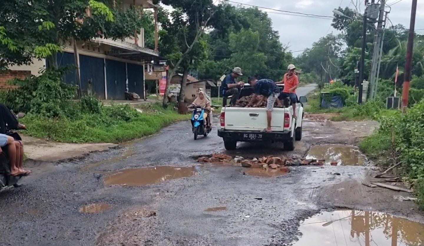 Warga Tanjung Batu Inisiatif Perbaiki Jalan Rusak, Pemerintah Provinsi Belum Bertindak, PUPR OI Respon Begini