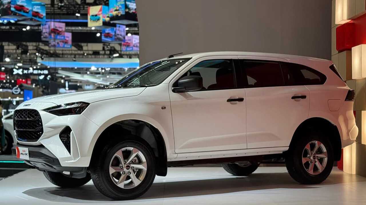 SUV Diesel Serius Buat Kerja Keras: Isuzu MU-X 2025 Resmi Tampil Lebih Gahar!
