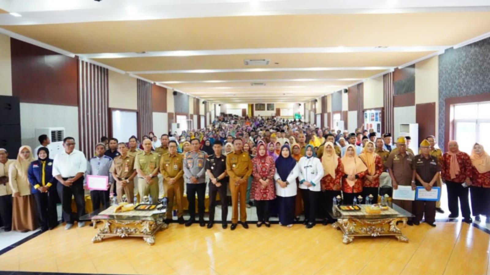 Serahkan Insentif Triwulan ke-3, H Arlan Janji Akan Mengumrohkan Empat Petugas Sosial Prabumulih
