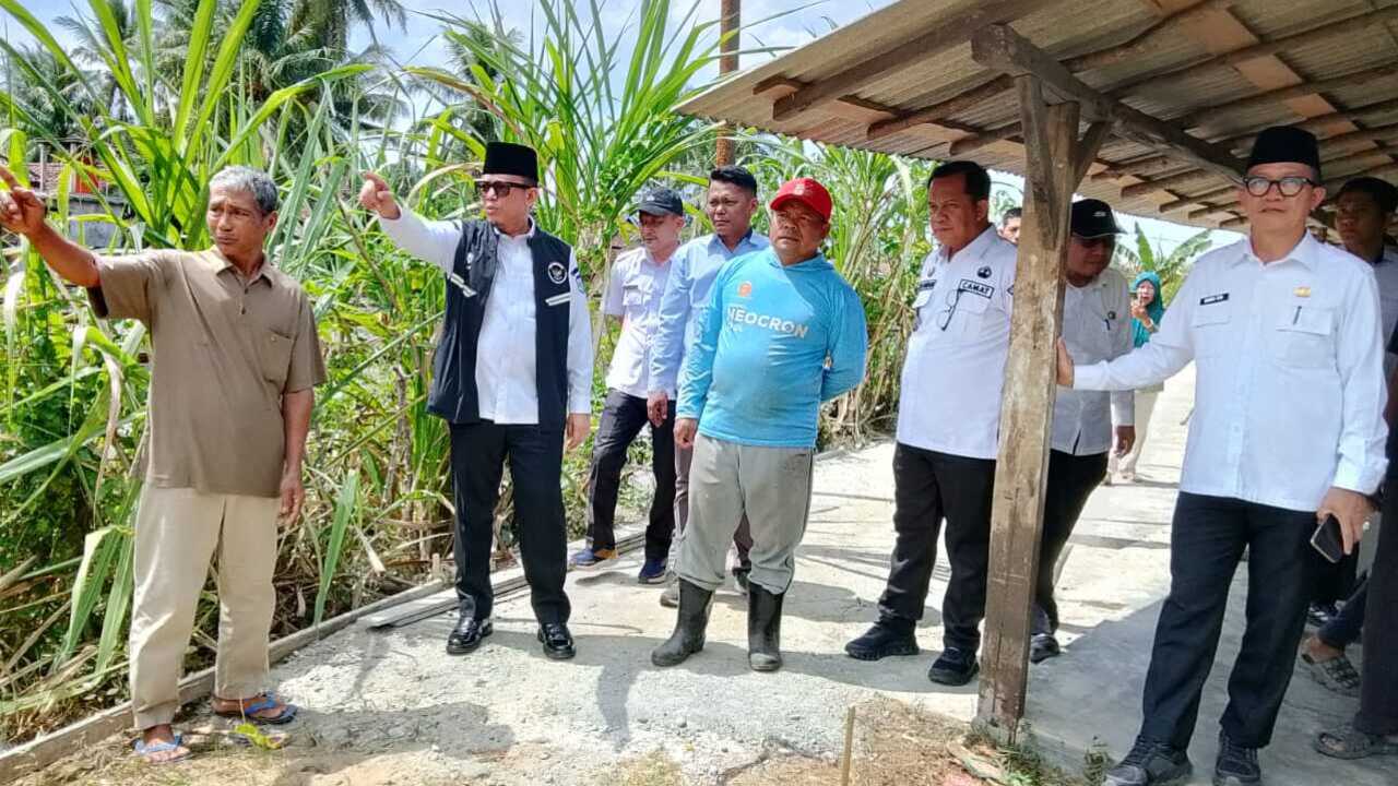 Bupati OKU Rogoh Kocek Pribadi Bangun Jalan Cor Setapak di Kelurahan Sepancar