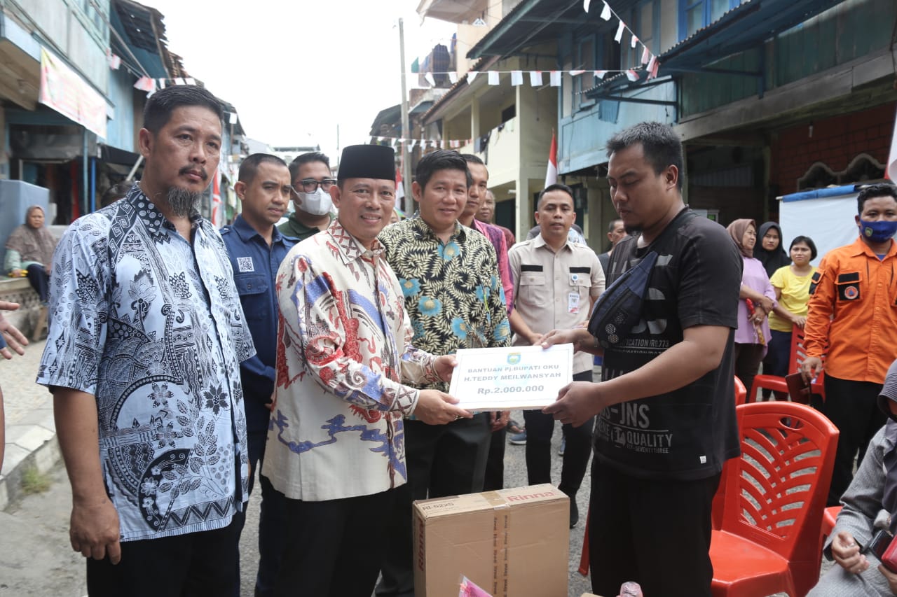 Teddy Serahkan Bantuan Korban Kebakaran