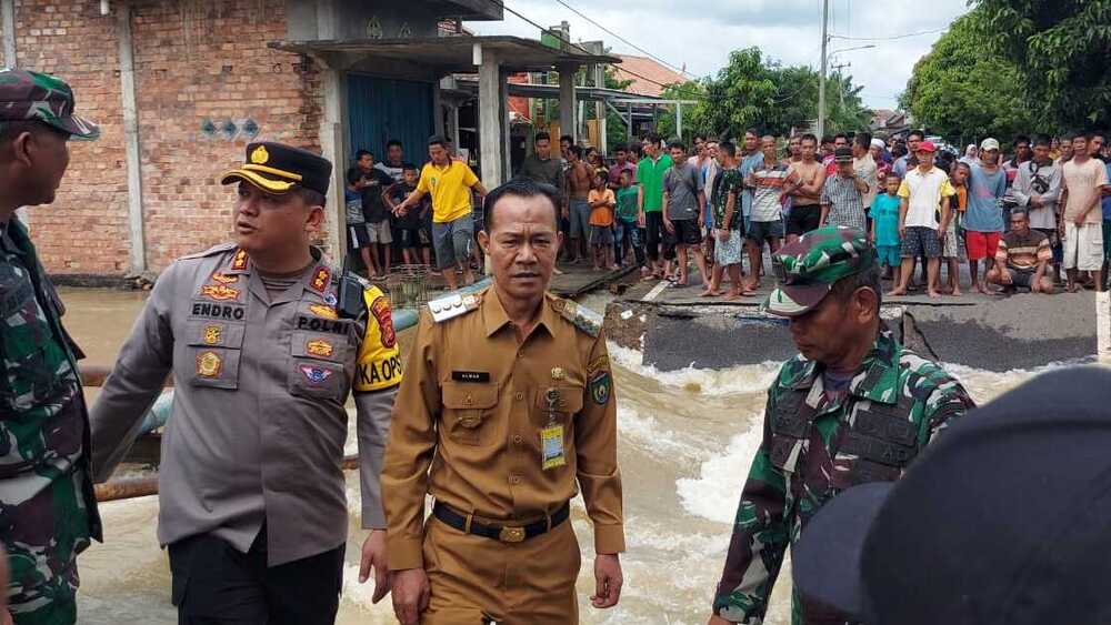 Tinjau Banjir Payuputat, Pj Wako Prabumulih Instruksikan Bangun Jembatan Darurat