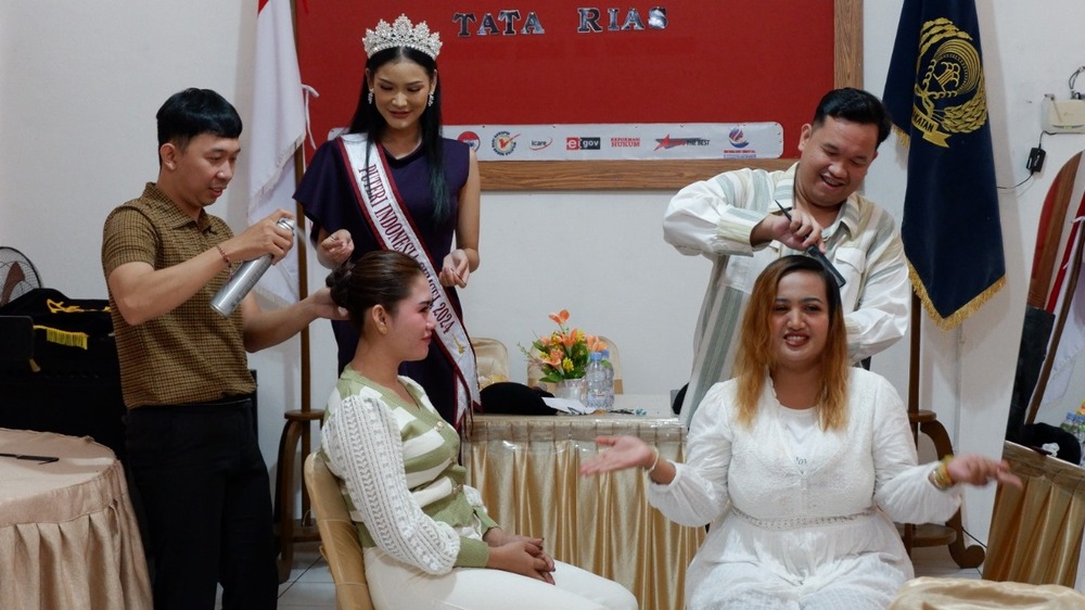 Finalis Puteri Indonesia 2024 Ananda Papat Oktariza Berikan Motivasi dan Pelatihan Hair Do kepada WBP di Lapas