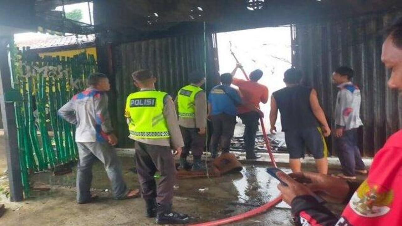  Diduga Konsleting Listrik, 2 Bangunan Ruko di OKU Ludes Terbakar