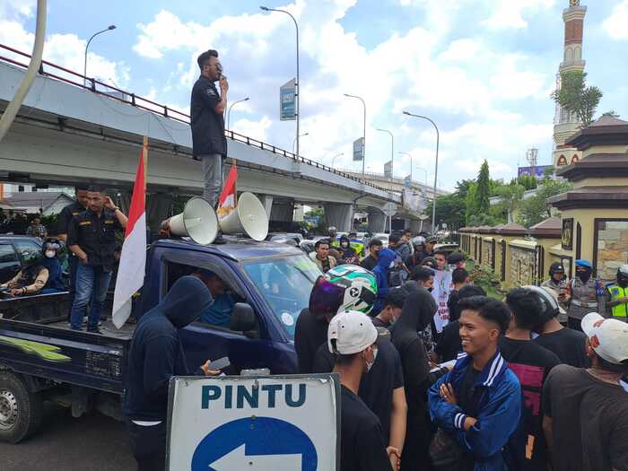 Massa Aliansi Lentera Hijau Sriwijaya Geruduk Gedung Mapolda Sumsel, Ada Apa Iya...