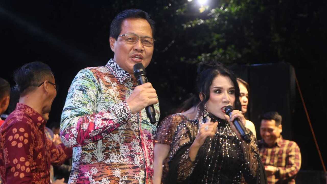 Rita Sugiarto Goyang Ribuan Warga Muara Enim