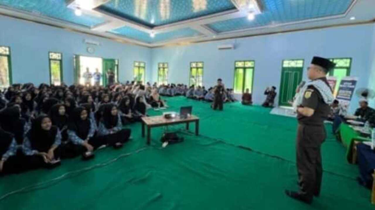 Program Jaksa Masuk Pesantren : Langkah Kejari OKI Memperluas Jangkauan Edukasi!