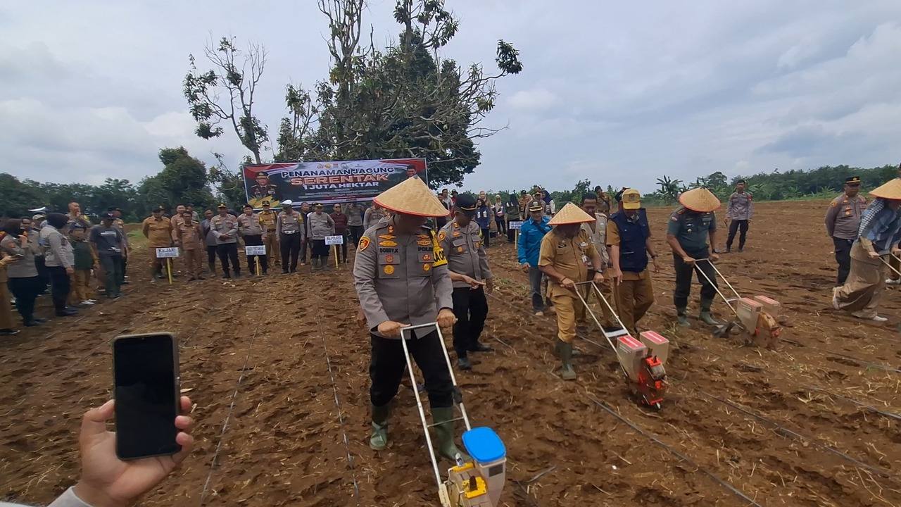 Kapolres Lubuklinggau Bersama Forkopimda Tanam Jagung Serentak 1 Juta Hektar Secara Nasional