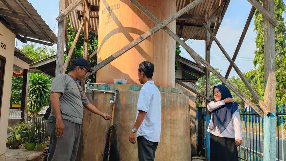 Dampak Kemarau, Warga Karang Raja Prabumulih Antre Air Bersih di Kantor Lurah