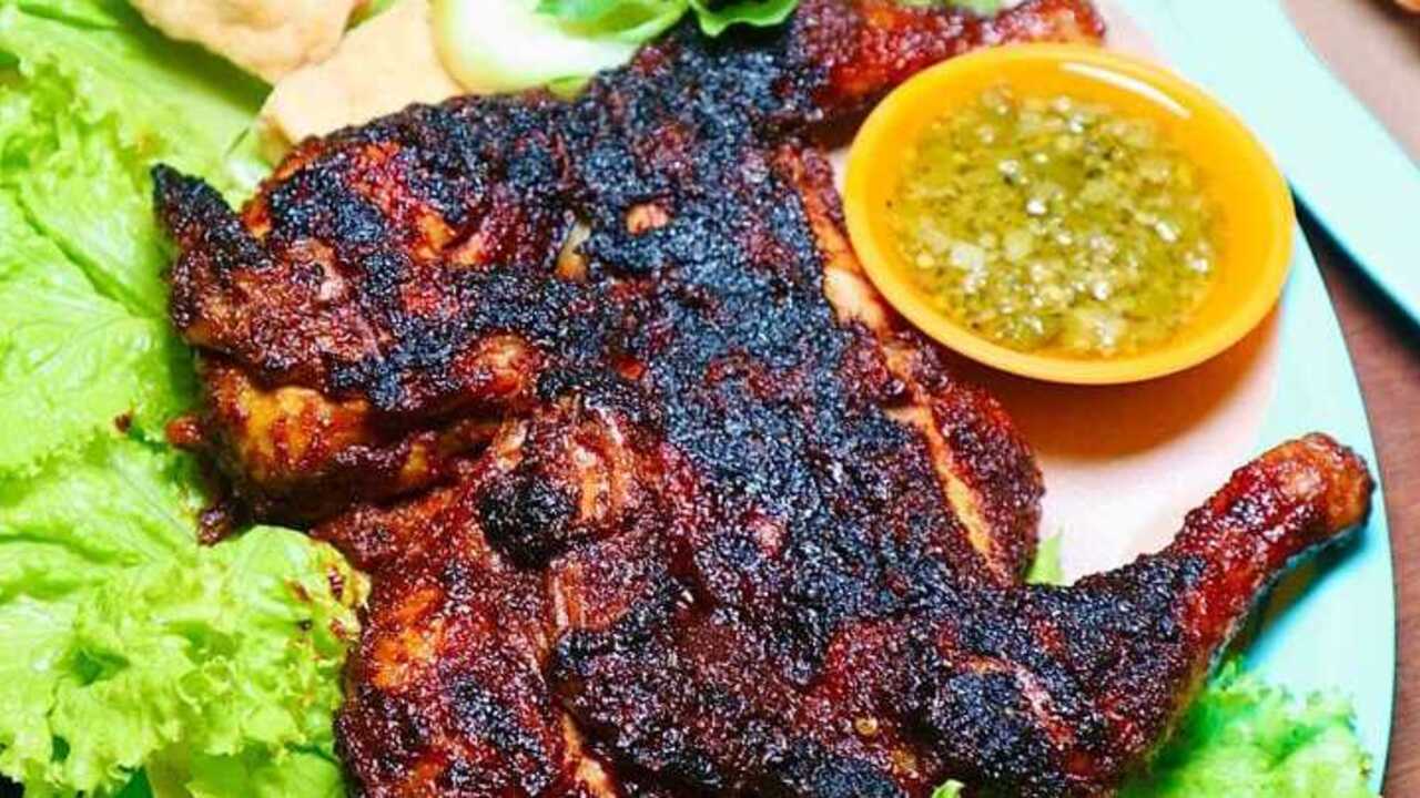 Kuliner Ayam Bakar : Nikmatnya Sensasi Bakar yang Tak Terlupakan