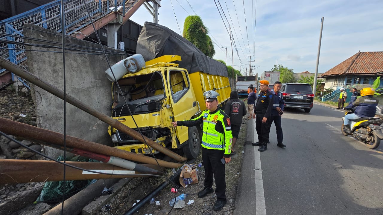 Sopir Ngantuk, Truk Tabrak Pagar-Tiang Listrik  