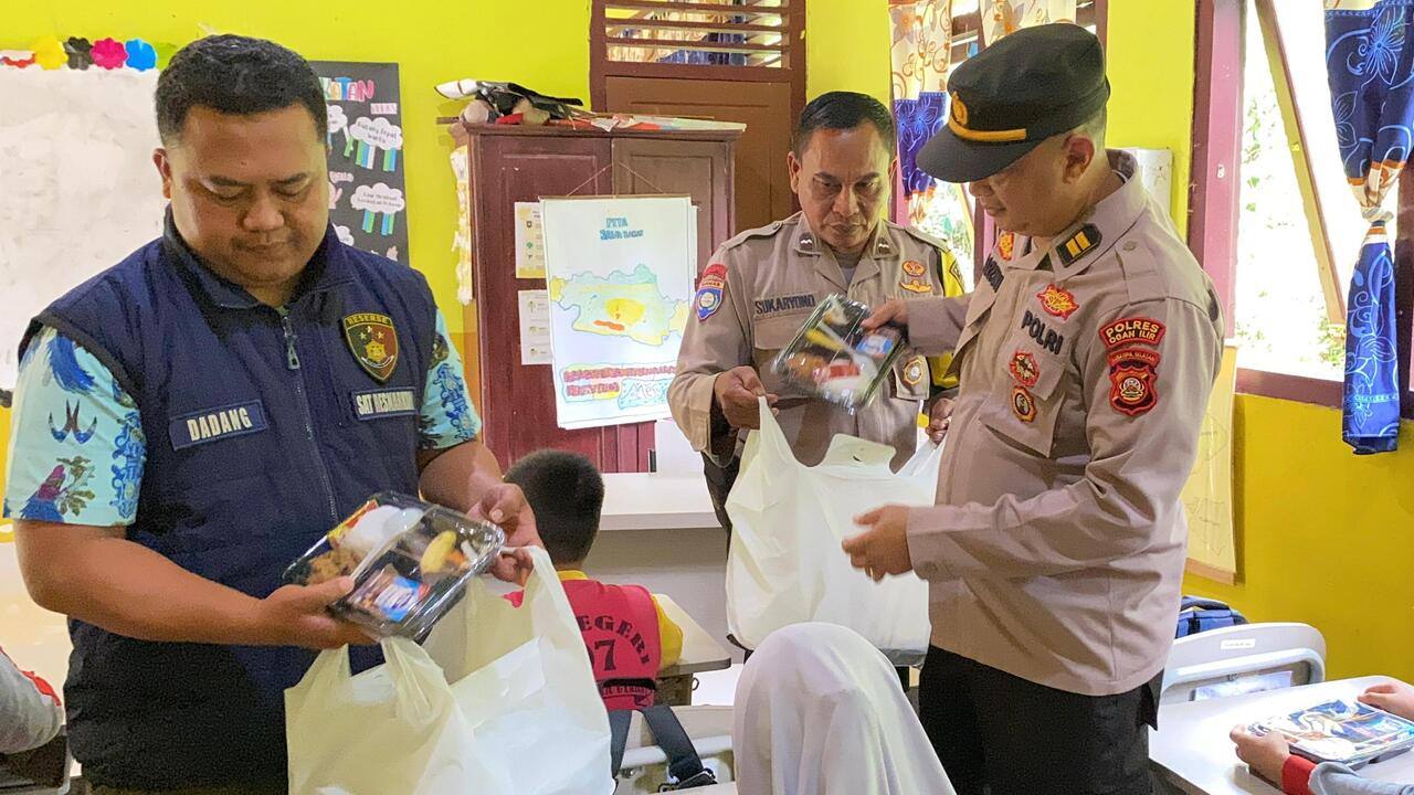 Polres Ogan Ilir Gelar Program Makan Siang Bergizi untuk Siswa SD 07 Indralaya Utara